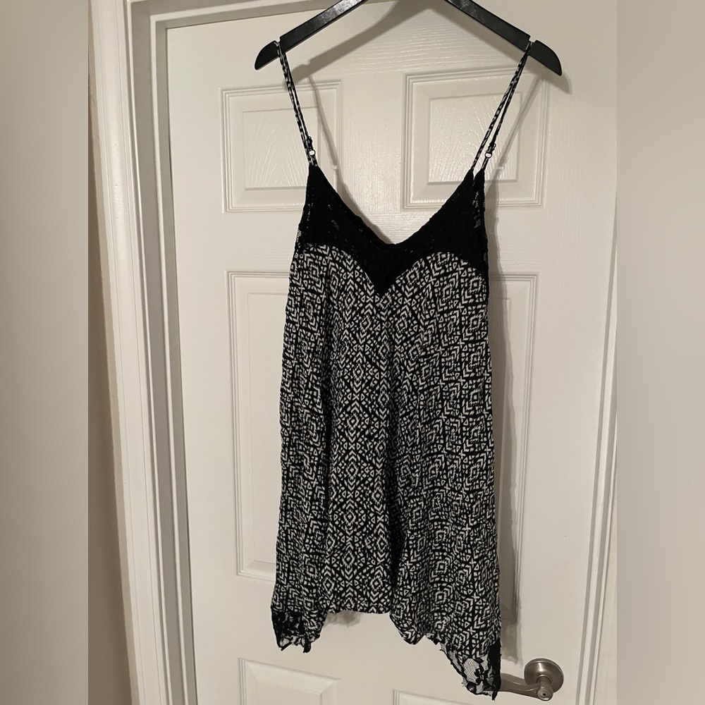 🐠Wet Seal Women’s Flow Top. NWT. Size M. Black/White.